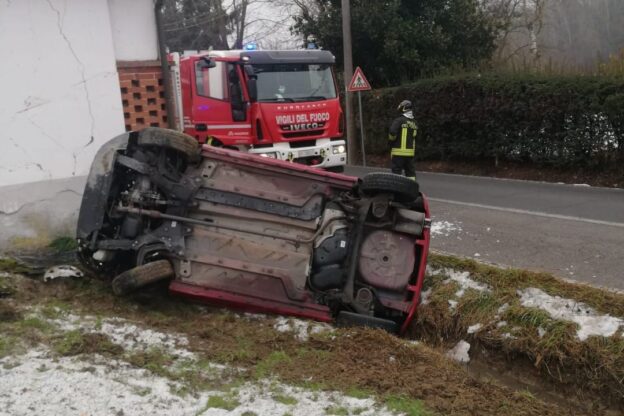 Asti, auto esce di strada in frazione Cornapò