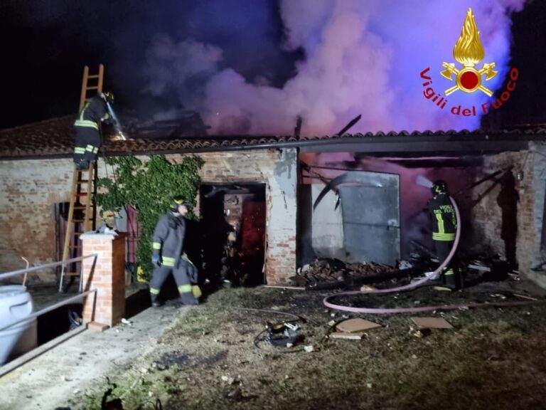 Esplode una bombola di gas: incendio vicino alla chiesa di Scurzolengo