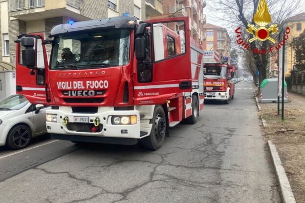 Asti, bambino chiude la mamma sul balcone al quinto piano: intervengono i vigili del fuoco