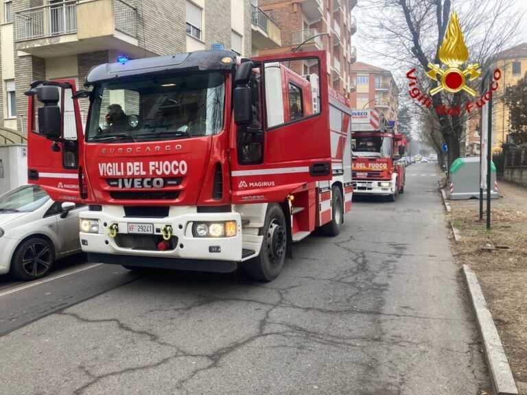 Asti, bambino chiude la mamma sul balcone al quinto piano: intervengono i vigili del fuoco