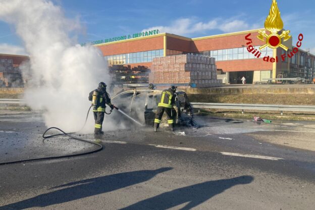 Auto a fuoco vicino alla barriera di Villanova: illesi gli occupanti