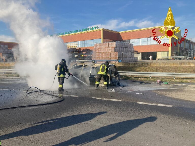 Auto a fuoco vicino alla barriera di Villanova: illesi gli occupanti