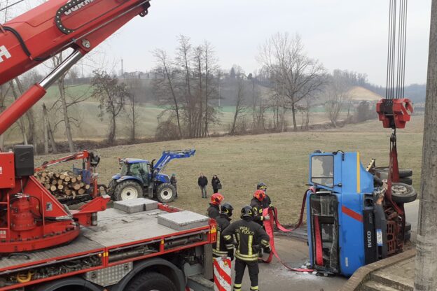 Camion carico di legna si ribalta a Valleandona