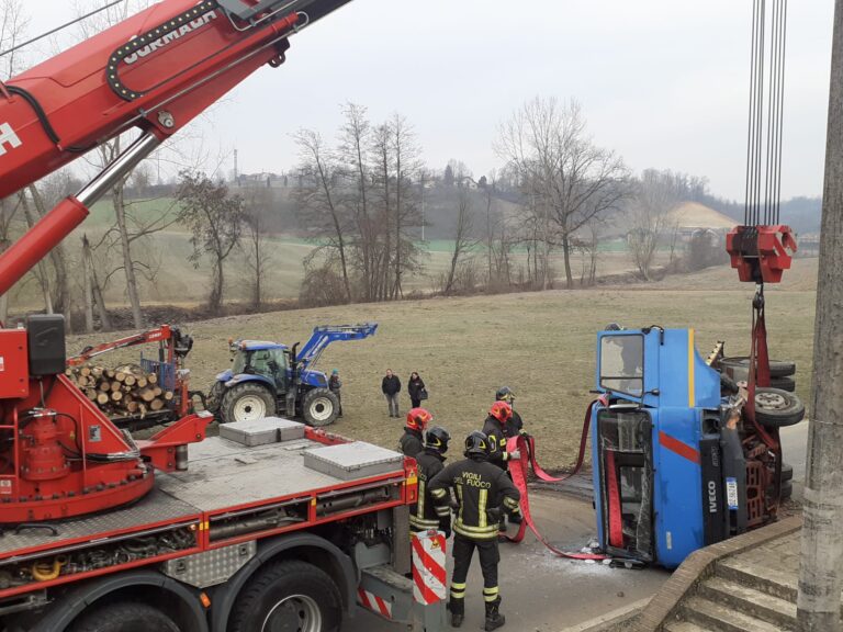 Camion carico di legna si ribalta a Valleandona