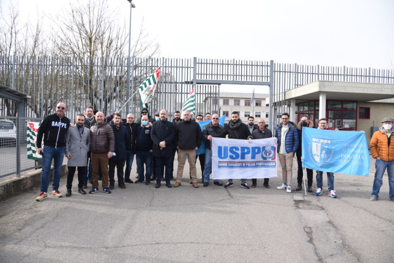 Asti, sit-in della polizia penitenziaria davanti alla casa di reclusione