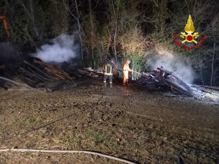 Catasta di legno in fiamme a Berzano San Pietro