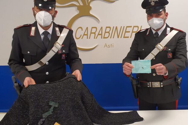 Cercano di superare gli esami per la patente con l’aiuto della tecnologia: i carabinieri di Asti denunciano per truffa i due “intraprendenti” candidati
