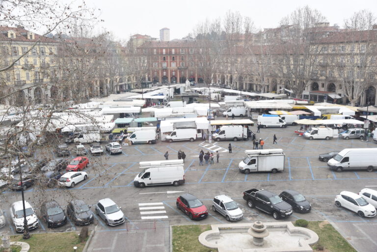 Asti, primo giorno per il “nuovo mercato” di piazza Alfieri