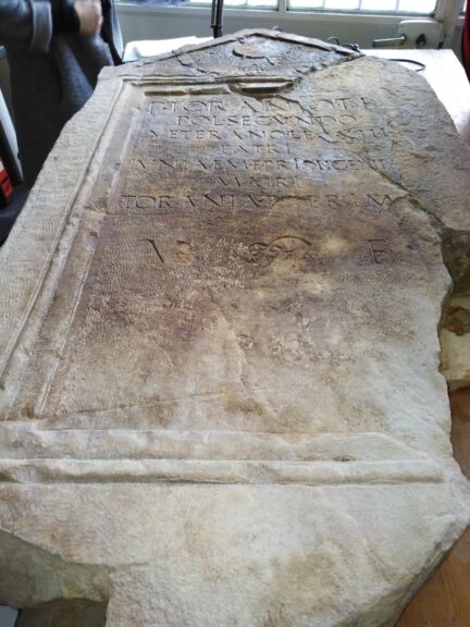 A Revigliasco d’Asti una stele romana è in cerca di voti