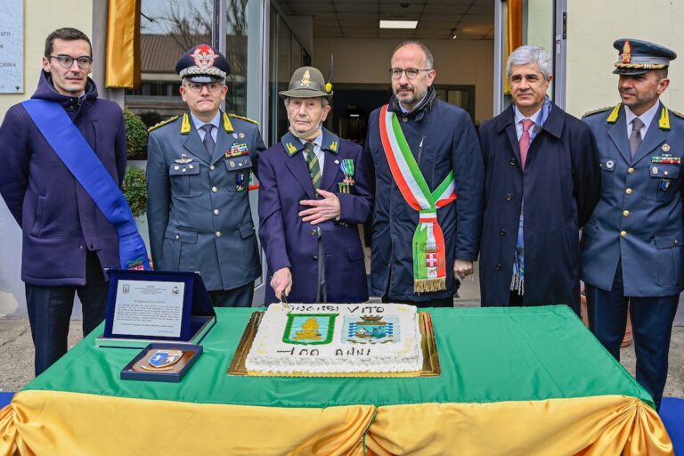 Asti, la guardia di finanza festeggia i 100 anni dell’appuntato in congedo Vito Leone