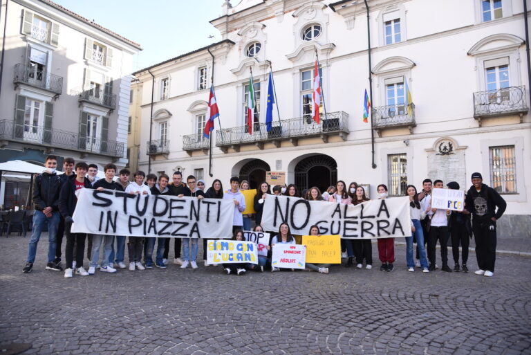 Studenti astigiani in piazza per la pace: la fotogallery