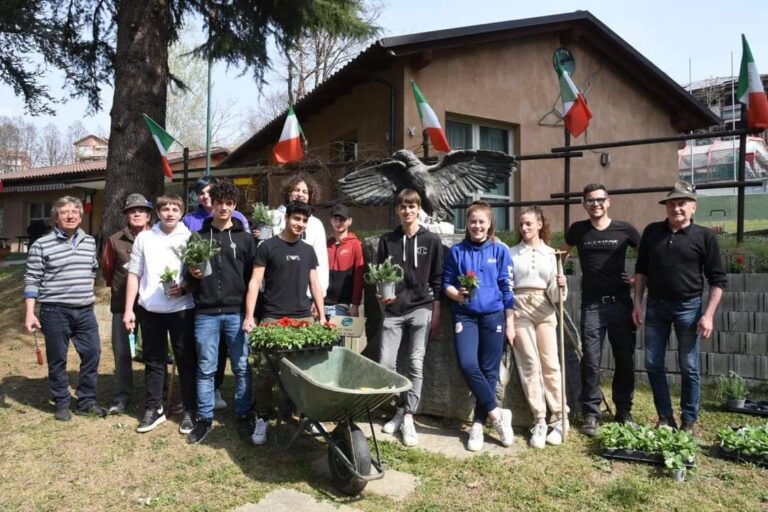 Gli studenti dell’Agrario Penna insieme agli alpini per il parco Rio Crosio