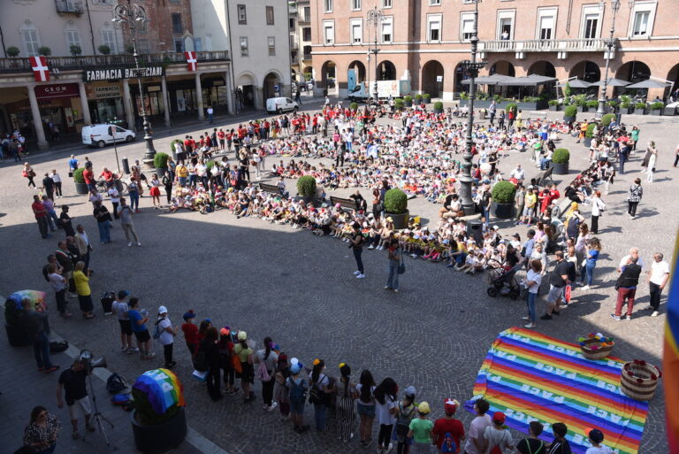Asti: piccoli studenti in piazza per chiedere la pace