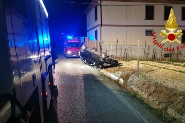 Auto si ribalta sulla strada per Portacomaro