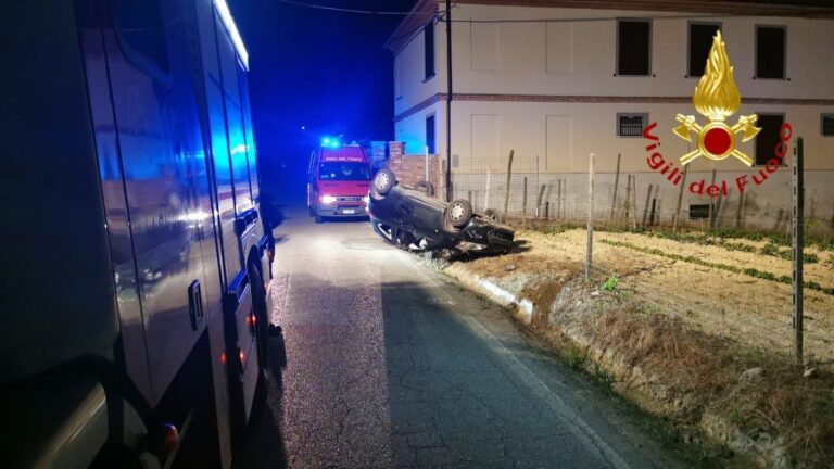 Auto si ribalta sulla strada per Portacomaro