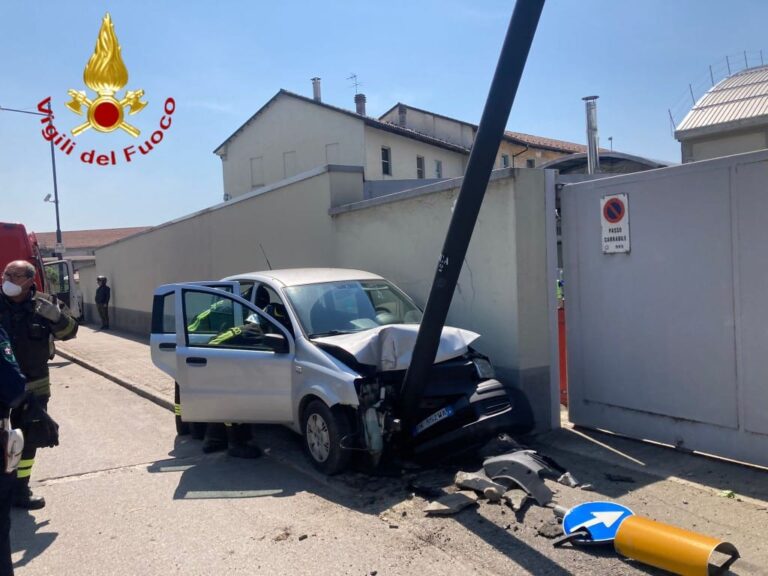 Auto contro mano in corso Don Minzoni finisce contro un palo della luce