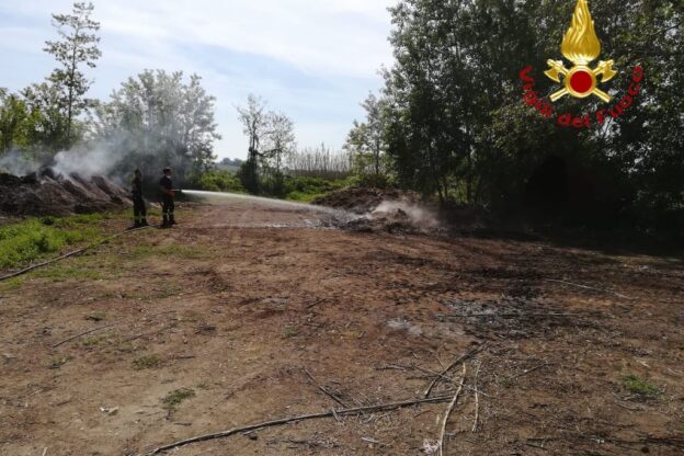 Incendio di sterpaglie a Quarto