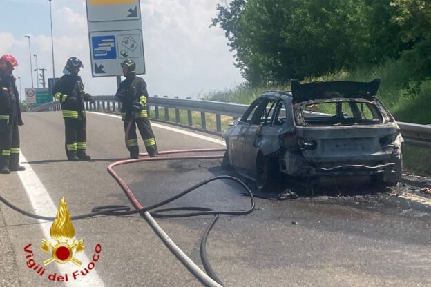 Auto a fuoco all’uscita dell’autostrada Torino-Piacenza