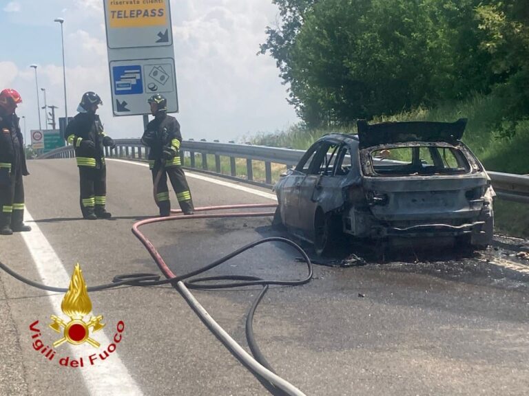 Auto a fuoco all’uscita dell’autostrada Torino-Piacenza