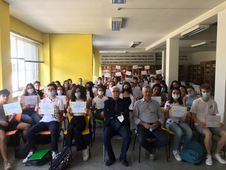Liceo Vercelli: consegna dei diplomi del percorso di Curvatura Biomedica