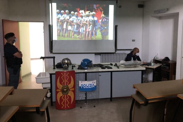 Gli studenti del Vercelli incontrano gli operatori dei reparti mobili della polizia