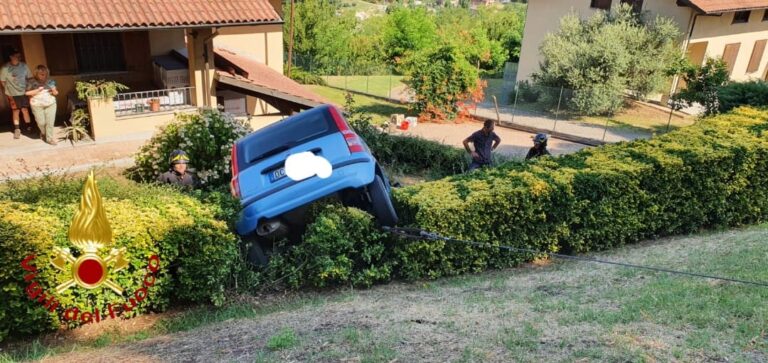 Auto fuori strada a Ferrere