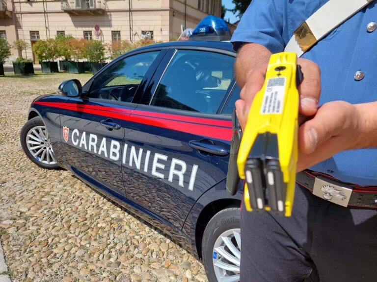 Minaccia la madre e la sorella con un coltello: i carabinieri del Norm lo bloccano anche grazie al taser