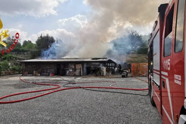 A fuoco un deposito agricolo a Calliano