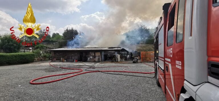 A fuoco un deposito agricolo a Calliano