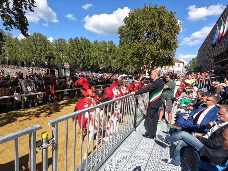 Il sindaco dà la licenza di correre il Palio 2022