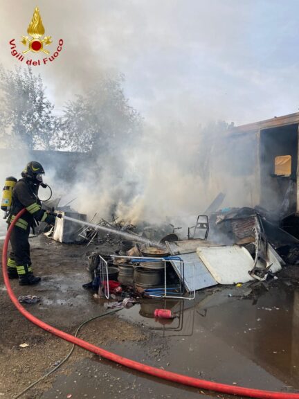 Asti, al campo nomadi di via Guerra va a fuoco una casetta