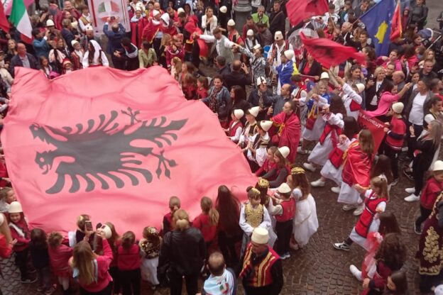 L’orgoglio albanese in piazza per la festa della bandiera