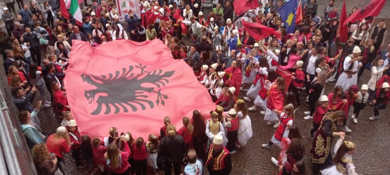 L’orgoglio albanese in piazza per la festa della bandiera