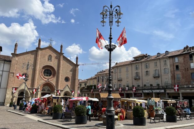 Asti, piazza San Secondo si tinge dei colori del Palio con il mercatino di borghi, rioni e Comuni