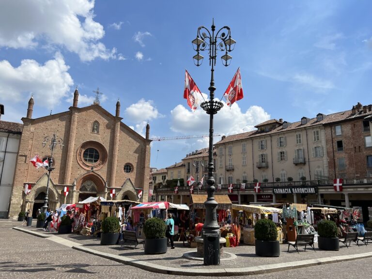 Asti, piazza San Secondo si tinge dei colori del Palio con il mercatino di borghi, rioni e Comuni