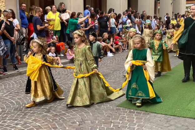 Immagini, volti ed emozioni: ecco la sfilata dei bambini del Palio di Asti