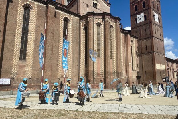 Asti, le prime immagini del corteo storico