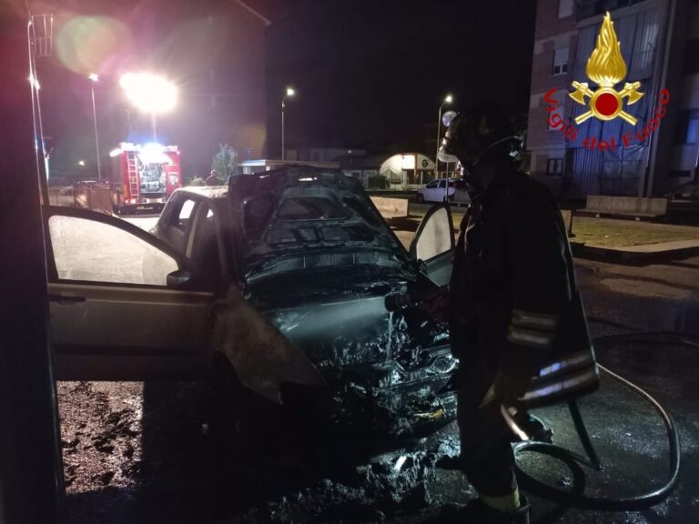 Asti, auto a fuoco in via Padre Graziano