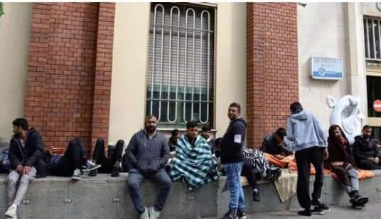 Asti, volontari della Caritas diocesana davanti alla questura per offrire sostegno ai migranti