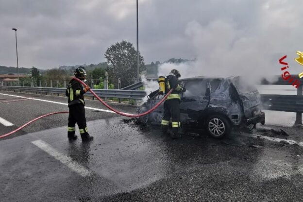 Auto in fiamme sulla tangenziale