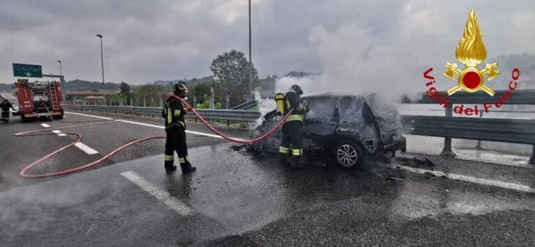 Auto in fiamme sulla tangenziale