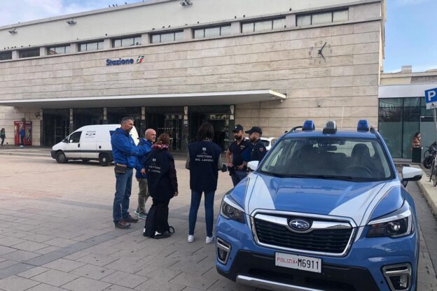 Controlli ad alto impatto della polizia nella zona della stazione a Nizza, Canelli e Villanova