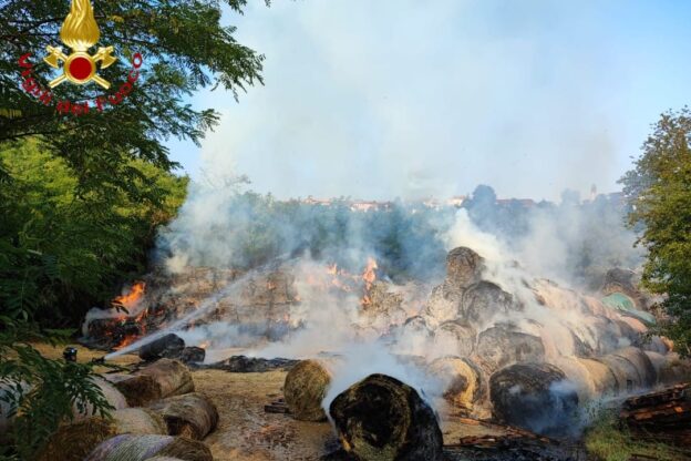 Incendio di rotoballe a Tigliole