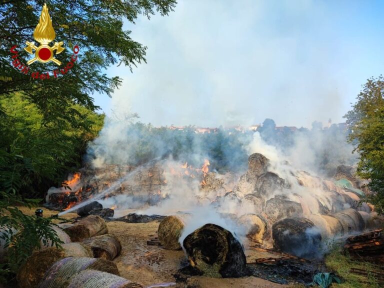 Incendio di rotoballe a Tigliole