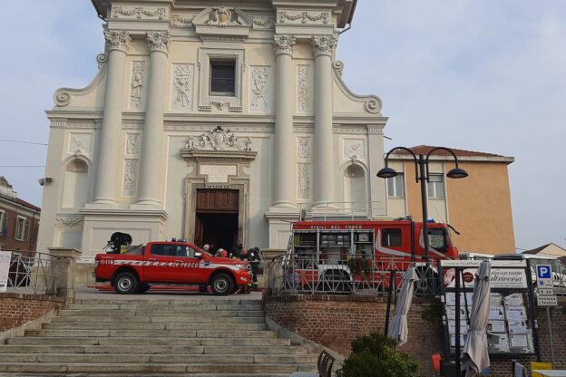Incendio nella chiesa di Villafranca d’Asti: la fotogallery
