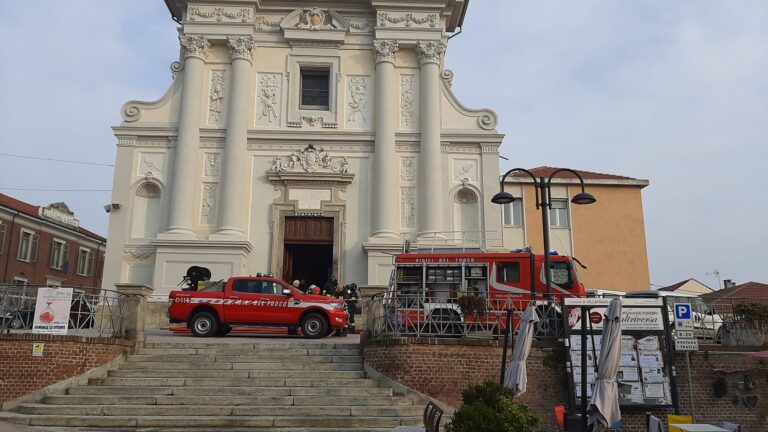 Incendio nella chiesa di Villafranca d’Asti: la fotogallery