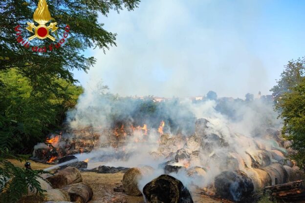 Tigliole, dopo l’incendio di rotoballe la solidarietà concreta degli agricoltori