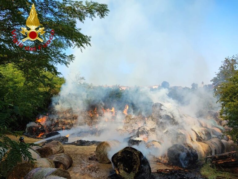 Tigliole, dopo l’incendio di rotoballe la solidarietà concreta degli agricoltori