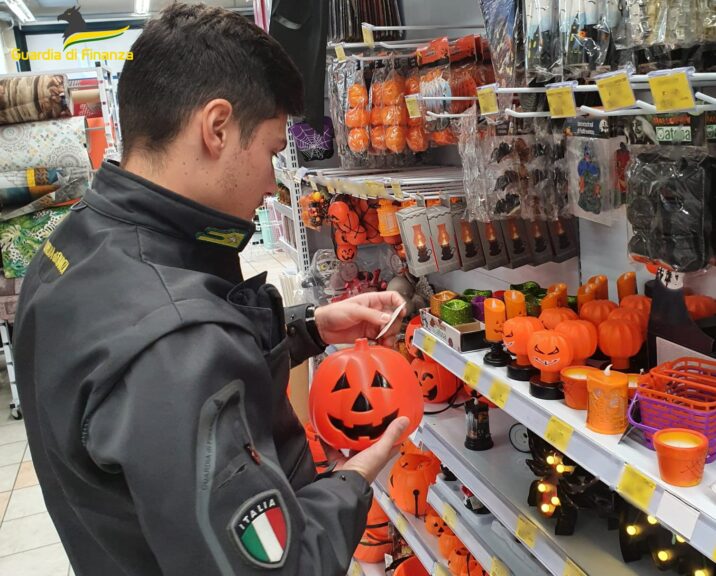 Asti, la finanza sequestra 26 mila gadget di Halloween