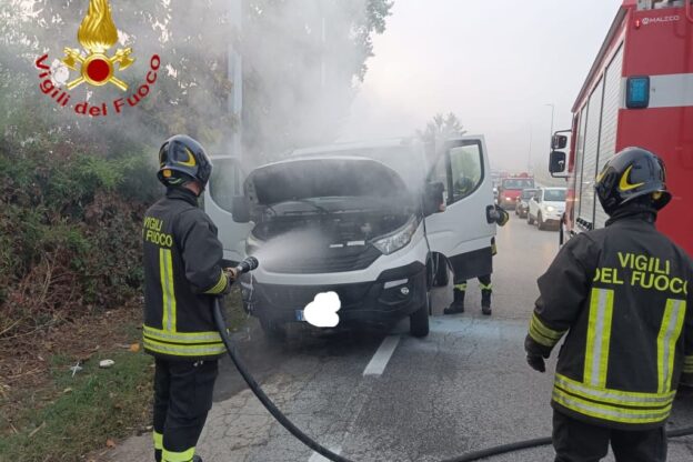 Asti, i vigili del fuoco intervengono per un principio d’incendio su un furgone
